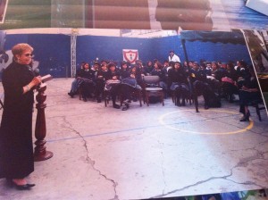 Teresita Chávez de Flórez declamando en Colegio de Bogotá