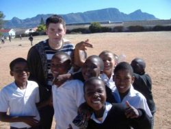 El joven inglés, Simon James Cook, se une al XII EIDE en la voz poética de las Islas Galápagos. El joven inglés, Simon James Cook, se une al XII EIDE en la voz poética de las Islas Galápagos.