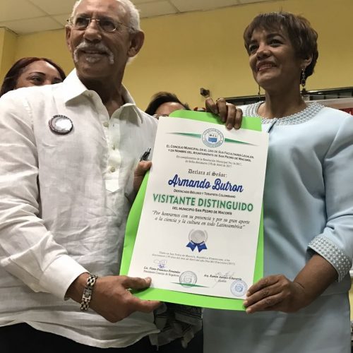 Reconocen poeta y neurolinguista Armando Butron en República Dominicana Reconocen poeta y neurolinguista Armando Butron en República Dominicana