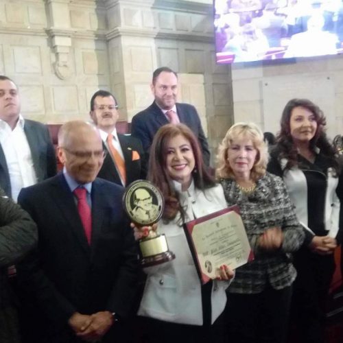 PILAR VÉLEZ ES RECONOCIDA POR LA SOCIEDAD COLOMBIANA DE PRENSA Y MEDIOS DE COMUNICACIÓN PILAR VÉLEZ ES RECONOCIDA POR LA SOCIEDAD COLOMBIANA DE PRENSA Y MEDIOS DE COMUNICACIÓN